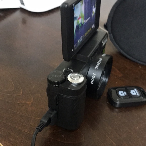 Very lightly used CMOS digital zoom lens camera - Picture 3 of 7